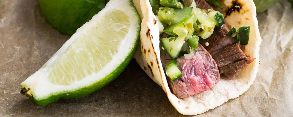 Taco dürüm wrap met vlees en groente